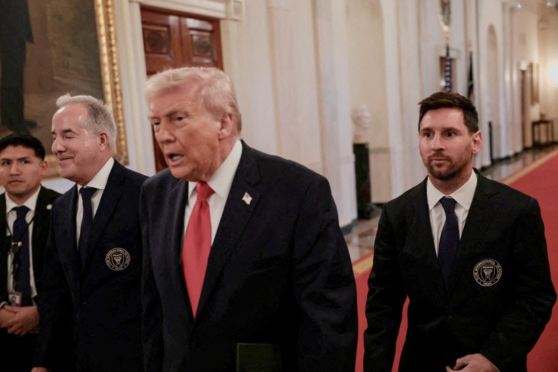 Presiden AS Donald Trump berjabat tangan dengan kapten Inter Miami CF Lionel Messi saat ia memberikan penghargaan kepada para pemain dan official tim Inter Miami CF, juara bertahan Major League Soccer (MLS), dalam sebuah acara di East Room Gedung Putih di Washington, D.C., AS, 5 Maret 2026. (REUTERS/Jonathan Ernst)