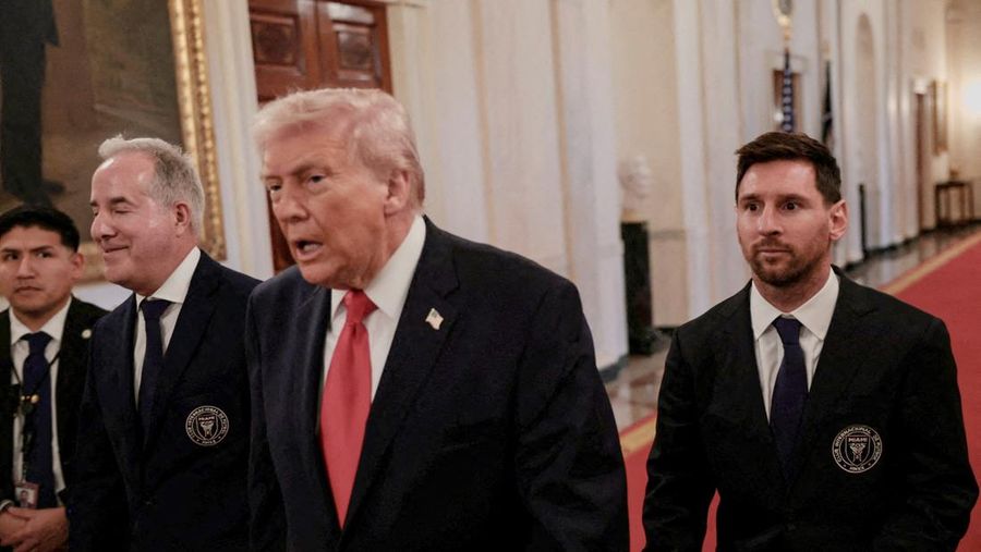 Presiden AS Donald Trump berjabat tangan dengan kapten Inter Miami CF Lionel Messi saat ia memberikan penghargaan kepada para pemain dan official tim Inter Miami CF, juara bertahan Major League Soccer (MLS), dalam sebuah acara di East Room Gedung Putih di Washington, D.C., AS, 5 Maret 2026. (REUTERS/Jonathan Ernst)