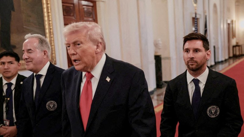 Presiden AS Donald Trump berjabat tangan dengan kapten Inter Miami CF Lionel Messi saat ia memberikan penghargaan kepada para pemain dan official tim Inter Miami CF, juara bertahan Major League Soccer (MLS), dalam sebuah acara di East Room Gedung Putih di Washington, D.C., AS, 5 Maret 2026. (REUTERS/Jonathan Ernst)