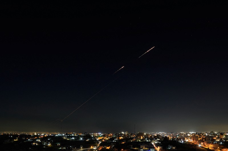 Serpihan-serpihan terang melesat melintasi langit dalam apa yang digambarkan media lokal sebagai rudal dengan hulu ledak yang terbelah, di tengah konflik AS-Israel dengan Iran, seperti yang terlihat dari Ashkelon, Israel, 5 Maret 2026. (REUTERS/Amir Cohen)