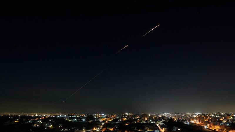 Serpihan-serpihan terang melesat melintasi langit dalam apa yang digambarkan media lokal sebagai rudal dengan hulu ledak yang terbelah, di tengah konflik AS-Israel dengan Iran, seperti yang terlihat dari Ashkelon, Israel, 5 Maret 2026. (REUTERS/Amir Cohen)