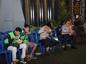 Sahur Gratis Polres Kediri Diserbu Warga, Ratusan Porsi Ludes Tiap Dini Hari