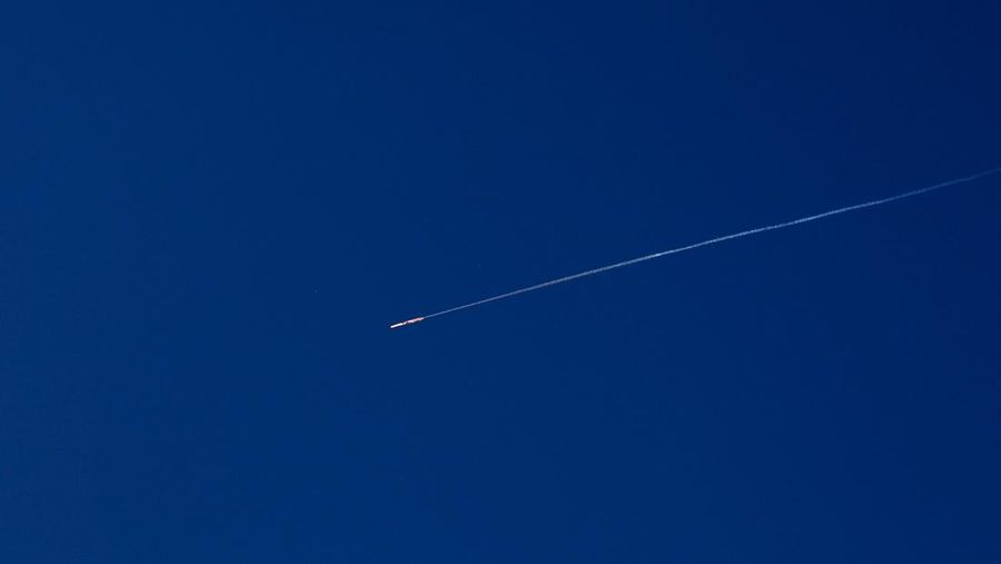 Sebuah proyektil yang diluncurkan dari Iran menuju ke arah Israel, di tengah konflik AS-Israel dengan Iran, seperti yang terlihat dari Ramallah, di Tepi Barat yang diduduki Israel, 5 Maret 2026. (REUTERS/Mohammed Torokman)