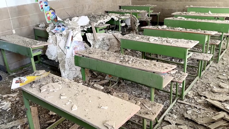 Sebuah ruang kelas yang dipenuhi puing-puing dan gambar-gambar anak-anak yang berserakan terlihat di sebuah sekolah di Teheran, Iran, pada Selasa (3/3/2026), setelah bangunan tersebut rusak akibat serangan pada hari pertama perang. (Tangkapan Layar Video Reuters/WANA)