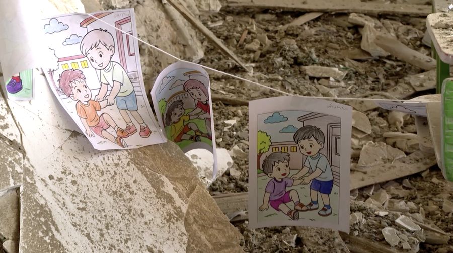 Sebuah ruang kelas yang dipenuhi puing-puing dan gambar-gambar anak-anak yang berserakan terlihat di sebuah sekolah di Teheran, Iran, pada Selasa (3/3/2026), setelah bangunan tersebut rusak akibat serangan pada hari pertama perang. (Tangkapan Layar Video Reuters/WANA)