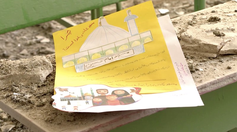 Sebuah ruang kelas yang dipenuhi puing-puing dan gambar-gambar anak-anak yang berserakan terlihat di sebuah sekolah di Teheran, Iran, pada Selasa (3/3/2026), setelah bangunan tersebut rusak akibat serangan pada hari pertama perang. (Tangkapan Layar Video Reuters/WANA)