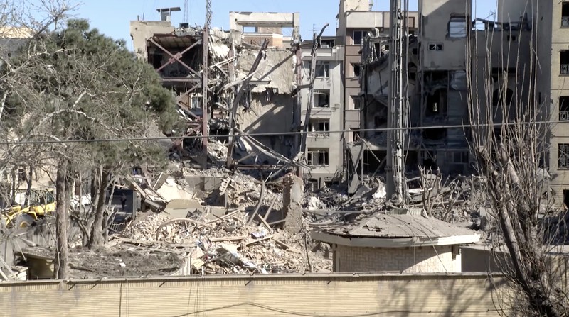 Sebuah ruang kelas yang dipenuhi puing-puing dan gambar-gambar anak-anak yang berserakan terlihat di sebuah sekolah di Teheran, Iran, pada Selasa (3/3/2026), setelah bangunan tersebut rusak akibat serangan pada hari pertama perang. (Tangkapan Layar Video Reuters/WANA)