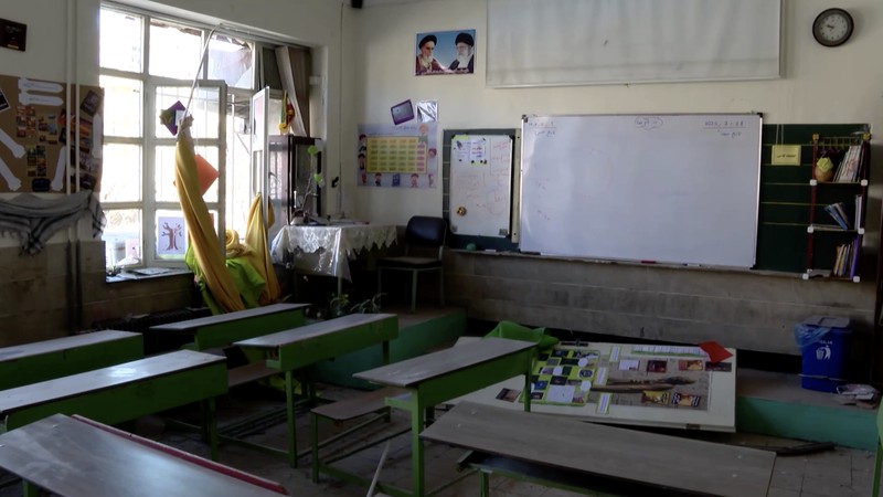 Sebuah ruang kelas yang dipenuhi puing-puing dan gambar-gambar anak-anak yang berserakan terlihat di sebuah sekolah di Teheran, Iran, pada Selasa (3/3/2026), setelah bangunan tersebut rusak akibat serangan pada hari pertama perang. (Tangkapan Layar Video Reuters/WANA)