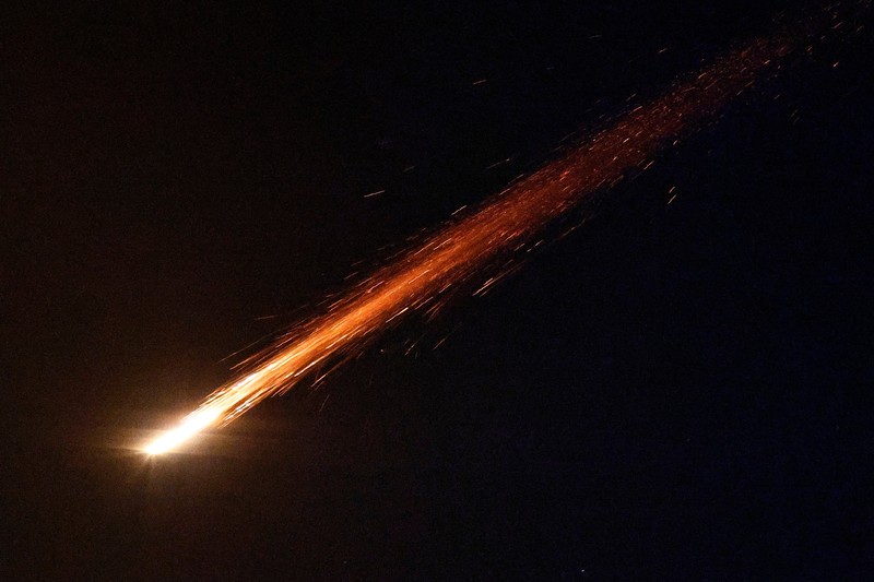 Serpihan-serpihan terang melesat melintasi langit dalam apa yang digambarkan media lokal sebagai rudal dengan hulu ledak yang terbelah, di tengah konflik AS-Israel dengan Iran, seperti yang terlihat dari Ashkelon, Israel, 5 Maret 2026. (REUTERS/Amir Cohen)