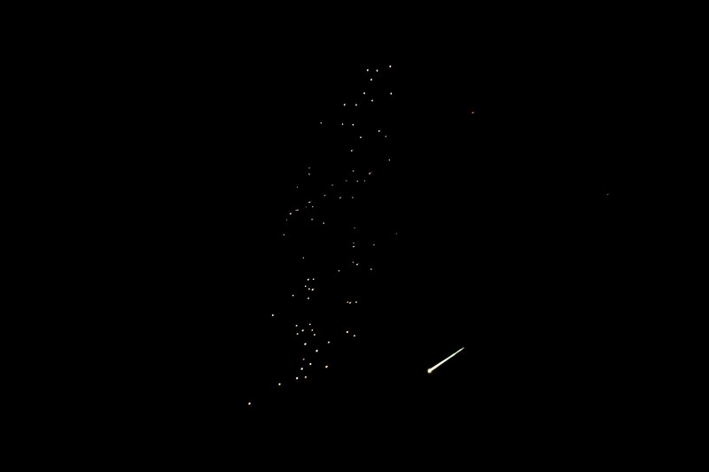 Serpihan-serpihan terang melesat melintasi langit dalam apa yang digambarkan media lokal sebagai rudal dengan hulu ledak yang terbelah, di tengah konflik AS-Israel dengan Iran, seperti yang terlihat dari Ashkelon, Israel, 5 Maret 2026. (REUTERS/Amir Cohen)