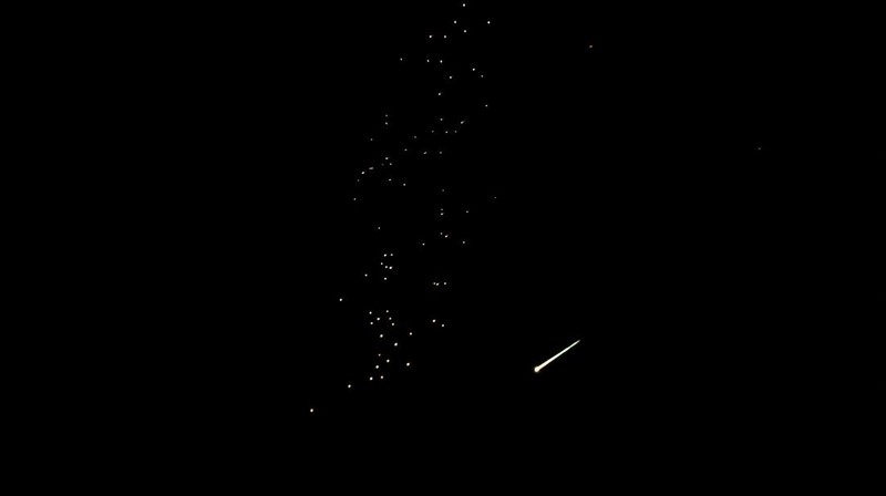 Serpihan-serpihan terang melesat melintasi langit dalam apa yang digambarkan media lokal sebagai rudal dengan hulu ledak yang terbelah, di tengah konflik AS-Israel dengan Iran, seperti yang terlihat dari Ashkelon, Israel, 5 Maret 2026. (REUTERS/Amir Cohen)