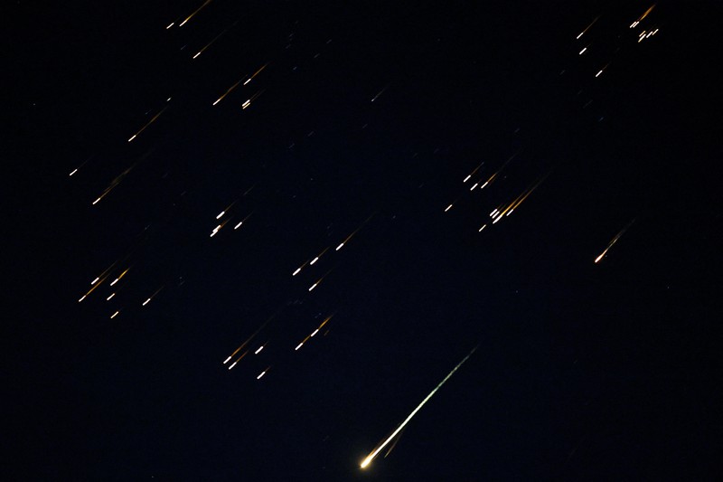 Serpihan-serpihan terang melesat melintasi langit dalam apa yang digambarkan media lokal sebagai rudal dengan hulu ledak yang terbelah, di tengah konflik AS-Israel dengan Iran, seperti yang terlihat dari Ashkelon, Israel, 5 Maret 2026. (REUTERS/Amir Cohen)