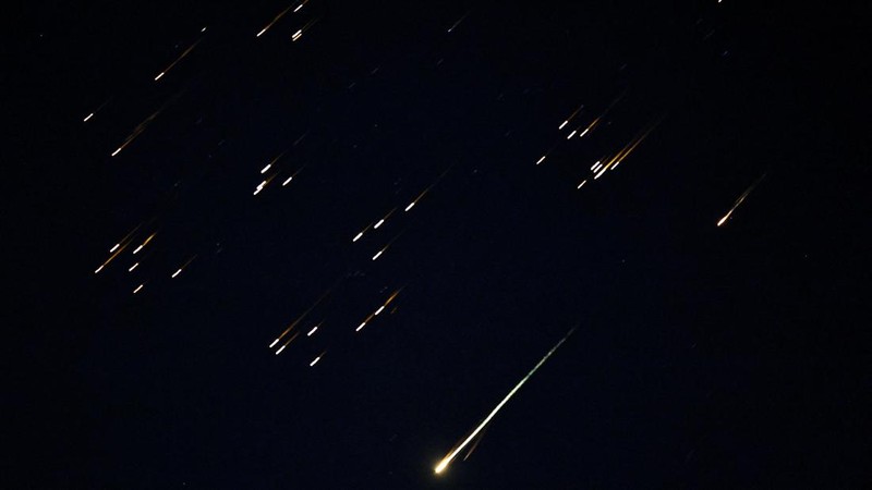 Serpihan-serpihan terang melesat melintasi langit dalam apa yang digambarkan media lokal sebagai rudal dengan hulu ledak yang terbelah, di tengah konflik AS-Israel dengan Iran, seperti yang terlihat dari Ashkelon, Israel, 5 Maret 2026. (REUTERS/Amir Cohen)