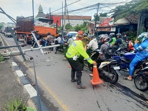 Diterjang Angin, 3 Tiang Listrik dan Reklame di Sidoarjo Roboh