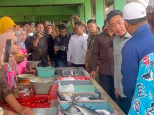 Kunker di Pasar Ikan Tuban, Wapres Gibran Digoda Pedagang