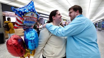 Warga AS Dievakuasi dari Timur Tengah Tiba di Bandara Dulles