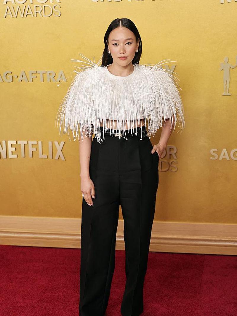 Gaya Bintang Bridgerton Yerin Ha Padukan Crop Top & Celana Jadi Busana Formal