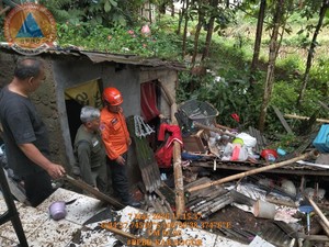 Rumah Warga di Caringin Bogor Ambruk Diterjang Angin Kencang