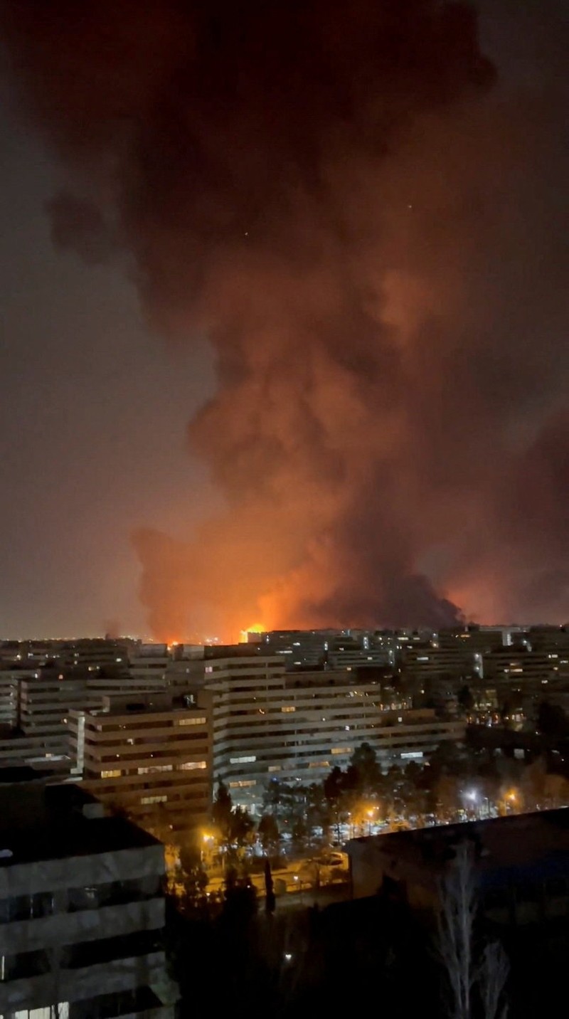 Asap dan api membubung dari lokasi serangan udara di Bandara Internasional Mehrabad di Teheran, Iran, Sabtu (7/3/2026). dini hari waktu setempat. (ATTA KENARE / AFP)