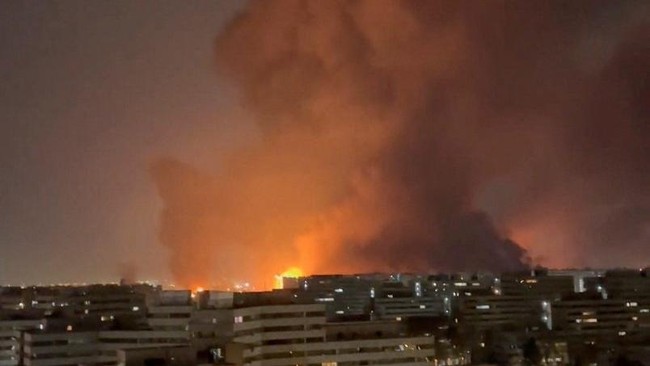 Boom! Detik-Detik Serangan Udara Israel hantam Bandara Teheran