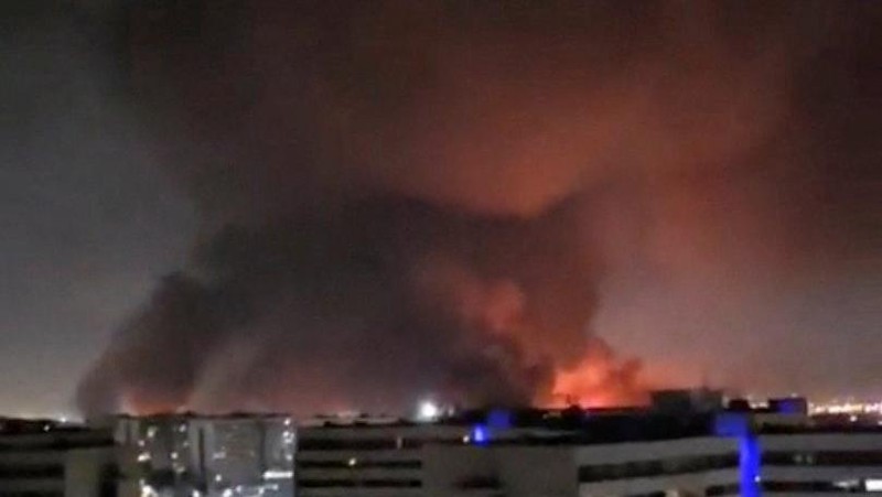 Asap dan api membubung dari lokasi serangan udara di Bandara Internasional Mehrabad di Teheran, Iran, Sabtu (7/3/2026). dini hari waktu setempat. (ATTA KENARE / AFP)
