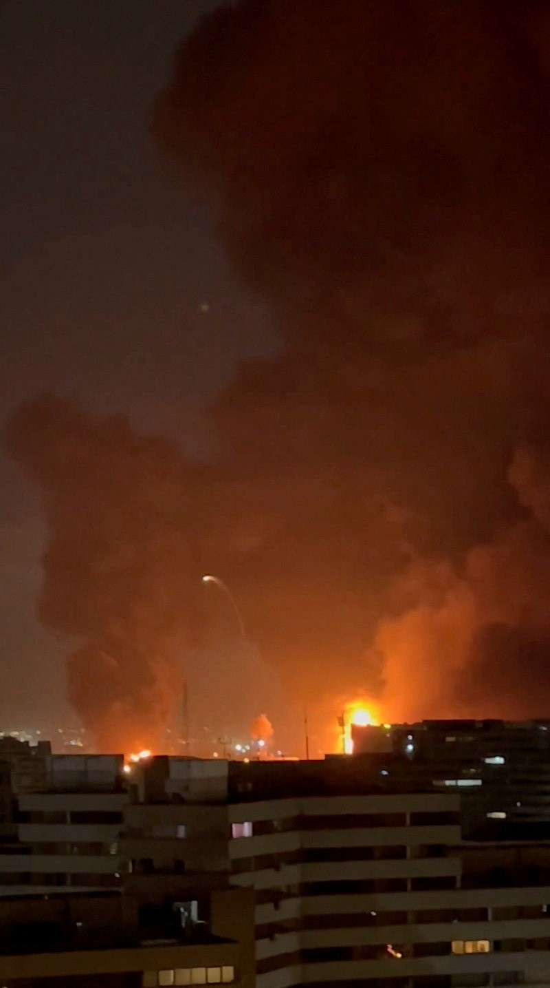 Asap dan api membubung dari lokasi serangan udara di Bandara Internasional Mehrabad di Teheran, Iran, Sabtu (7/3/2026). dini hari waktu setempat. (ATTA KENARE / AFP)