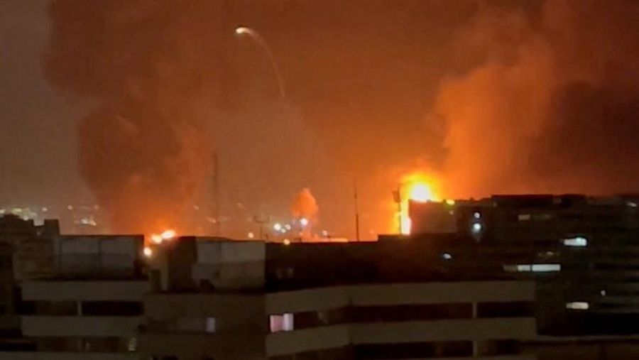 Asap dan api membubung dari lokasi serangan udara di Bandara Internasional Mehrabad di Teheran, Iran, Sabtu (7/3/2026). dini hari waktu setempat. (ATTA KENARE / AFP)