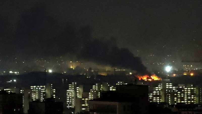 Asap dan api membubung dari lokasi serangan udara di Bandara Internasional Mehrabad di Teheran, Iran, Sabtu (7/3/2026). dini hari waktu setempat. (ATTA KENARE / AFP)