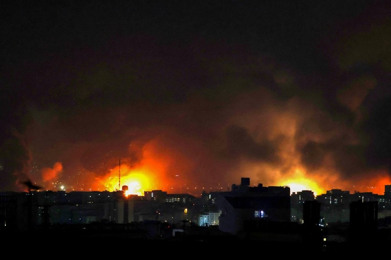 Asap dan api membubung dari lokasi serangan udara di Bandara Internasional Mehrabad di Teheran, Iran, Sabtu (7/3/2026). dini hari waktu setempat. (ATTA KENARE / AFP)