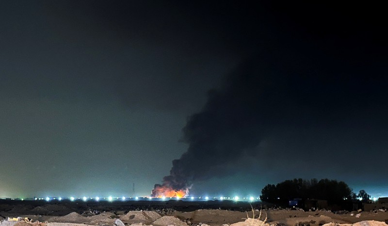 Asap mengepul setelah serangan pesawat tak berawak membakar kantor dan gudang milik perusahaan AS Halliburton dan KBR di sebuah kompleks yang menampung karyawan perusahaan minyak asing, menurut sumber keamanan, di Basra, Irak, 7 Maret 2026. REUTERS/Mohammed Aty