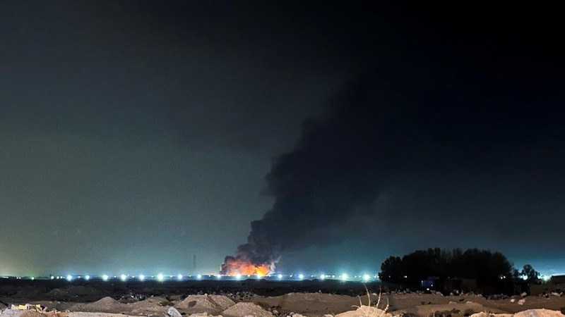 Asap mengepul setelah serangan pesawat tak berawak membakar kantor dan gudang milik perusahaan AS Halliburton dan KBR di sebuah kompleks yang menampung karyawan perusahaan minyak asing, menurut sumber keamanan, di Basra, Irak, 7 Maret 2026. REUTERS/Mohammed Aty