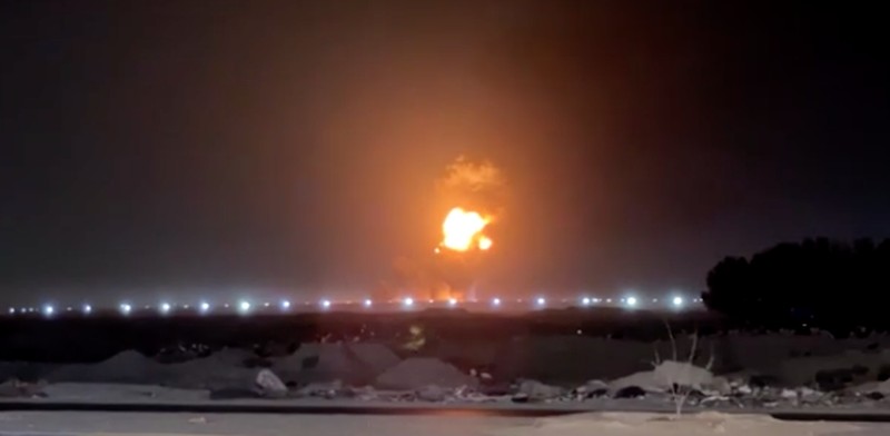 Asap mengepul setelah serangan pesawat tak berawak membakar kantor dan gudang milik perusahaan AS Halliburton dan KBR di sebuah kompleks yang menampung karyawan perusahaan minyak asing, menurut sumber keamanan, di Basra, Irak, 7 Maret 2026. REUTERS/Mohammed Aty