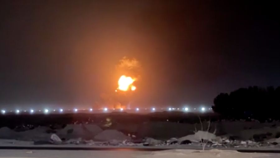 Asap mengepul setelah serangan pesawat tak berawak membakar kantor dan gudang milik perusahaan AS Halliburton dan KBR di sebuah kompleks yang menampung karyawan perusahaan minyak asing, menurut sumber keamanan, di Basra, Irak, 7 Maret 2026. (Tangkapan Layar Video/REUTERS)