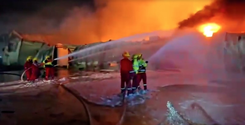 Asap mengepul setelah serangan pesawat tak berawak membakar kantor dan gudang milik perusahaan AS Halliburton dan KBR di sebuah kompleks yang menampung karyawan perusahaan minyak asing, menurut sumber keamanan, di Basra, Irak, 7 Maret 2026. REUTERS/Mohammed Aty