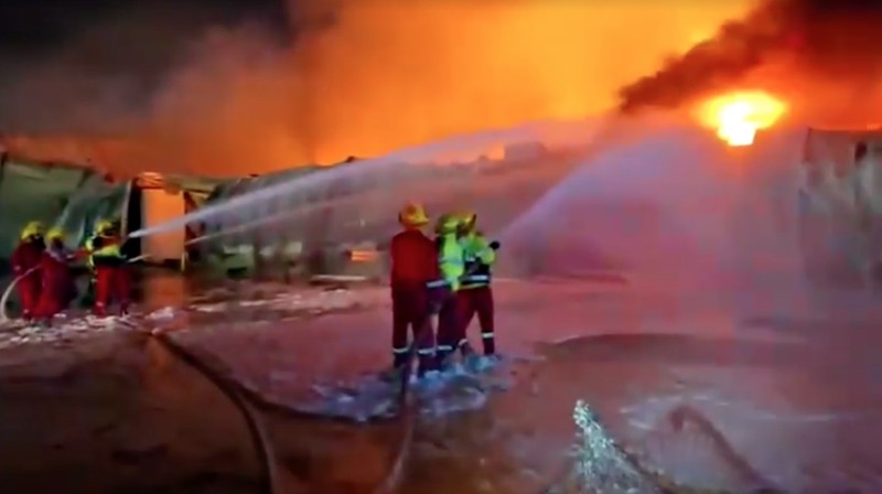 Asap mengepul setelah serangan pesawat tak berawak membakar kantor dan gudang milik perusahaan AS Halliburton dan KBR di sebuah kompleks yang menampung karyawan perusahaan minyak asing, menurut sumber keamanan, di Basra, Irak, 7 Maret 2026. REUTERS/Mohammed Aty