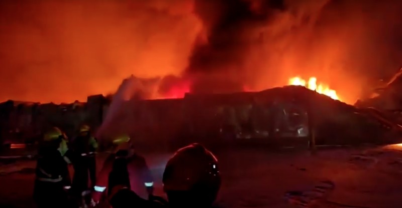 Asap mengepul setelah serangan pesawat tak berawak membakar kantor dan gudang milik perusahaan AS Halliburton dan KBR di sebuah kompleks yang menampung karyawan perusahaan minyak asing, menurut sumber keamanan, di Basra, Irak, 7 Maret 2026. REUTERS/Mohammed Aty