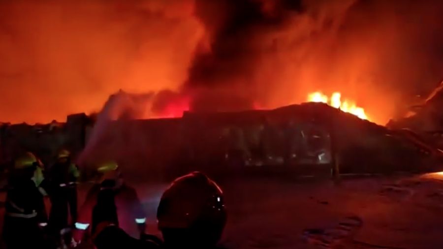 Asap mengepul setelah serangan pesawat tak berawak membakar kantor dan gudang milik perusahaan AS Halliburton dan KBR di sebuah kompleks yang menampung karyawan perusahaan minyak asing, menurut sumber keamanan, di Basra, Irak, 7 Maret 2026. REUTERS/Mohammed Aty