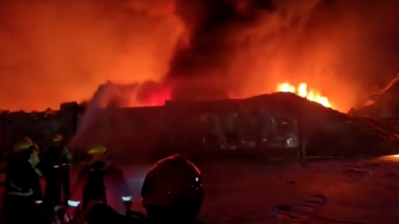 Asap mengepul setelah serangan pesawat tak berawak membakar kantor dan gudang milik perusahaan AS Halliburton dan KBR di sebuah kompleks yang menampung karyawan perusahaan minyak asing, menurut sumber keamanan, di Basra, Irak, 7 Maret 2026. REUTERS/Mohammed Aty