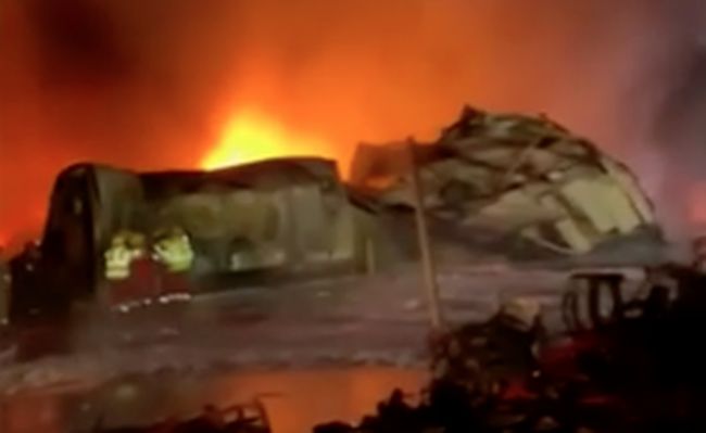 Asap mengepul setelah serangan pesawat tak berawak membakar kantor dan gudang milik perusahaan AS Halliburton dan KBR di sebuah kompleks yang menampung karyawan perusahaan minyak asing, menurut sumber keamanan, di Basra, Irak, 7 Maret 2026. REUTERS/Mohammed Aty