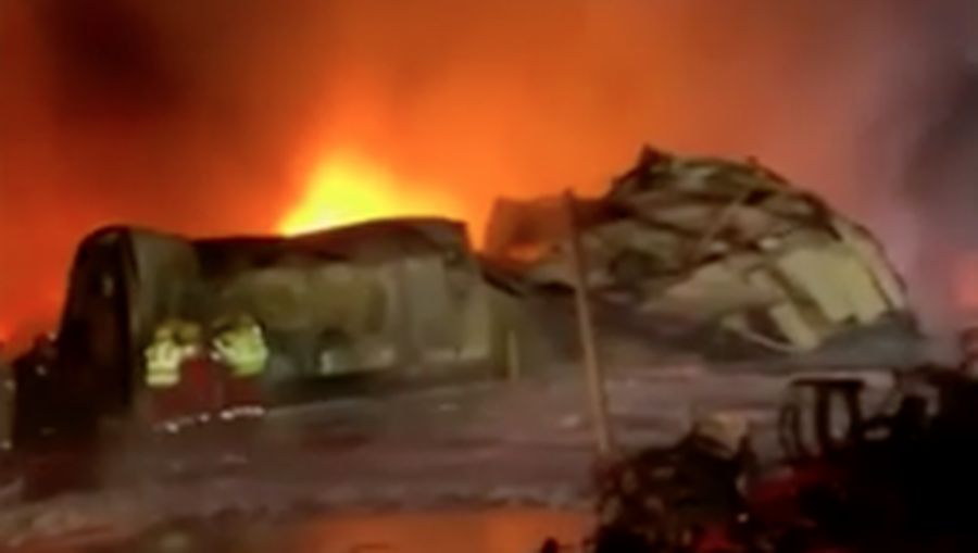 Asap mengepul setelah serangan pesawat tak berawak membakar kantor dan gudang milik perusahaan AS Halliburton dan KBR di sebuah kompleks yang menampung karyawan perusahaan minyak asing, menurut sumber keamanan, di Basra, Irak, 7 Maret 2026. REUTERS/Mohammed Aty