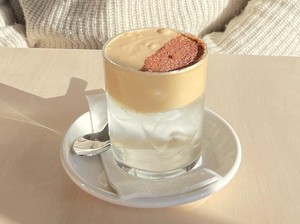 Coconut Cloud Coffee, Es Kopi Campur Air Kelapa yang Nyegerin!