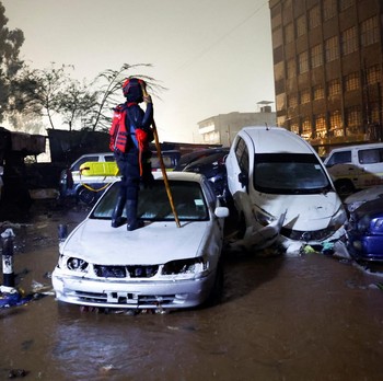 Banjir Bandang Gulung Mobil-Mobil, Penjual Telur Tewas Tertindih
