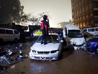Banjir Bandang Gulung Mobil-Mobil, Penjual Telur Tewas Tertindih