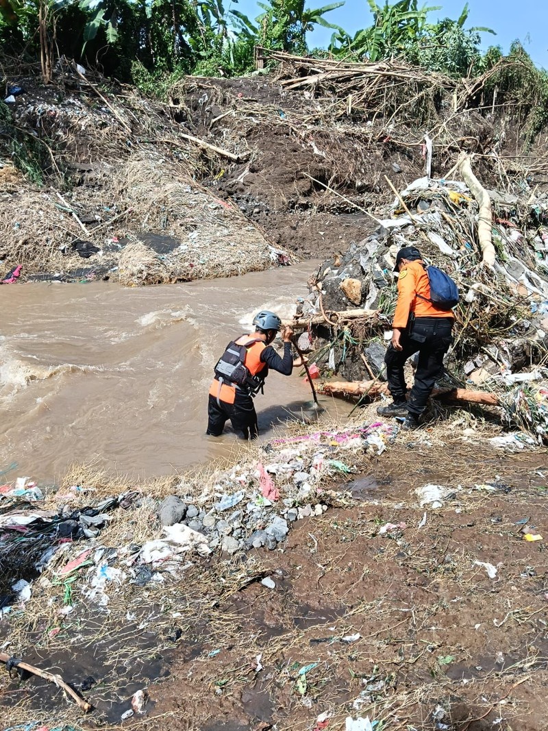 im gabungan berupaya mencari dua korban yang masih hilang akibat banjir bandang di Desa Banjar, Kacamatan Banjar, Kabupaten Buleleng, Provinsi Bali, Sabtu (7/3). (Dok. BPBD Kabupaten Buleleng)