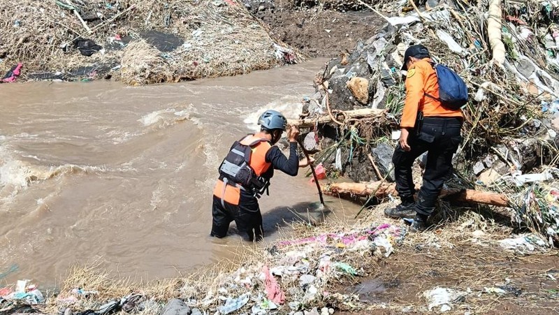 im gabungan berupaya mencari dua korban yang masih hilang akibat banjir bandang di Desa Banjar, Kacamatan Banjar, Kabupaten Buleleng, Provinsi Bali, Sabtu (7/3). (Dok. BPBD Kabupaten Buleleng)