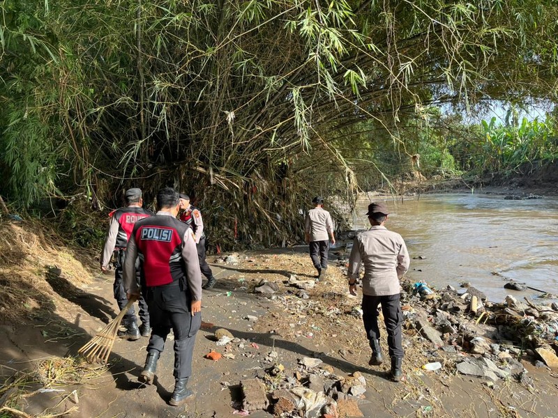 im gabungan berupaya mencari dua korban yang masih hilang akibat banjir bandang di Desa Banjar, Kacamatan Banjar, Kabupaten Buleleng, Provinsi Bali, Sabtu (7/3). (Dok. BPBD Kabupaten Buleleng)