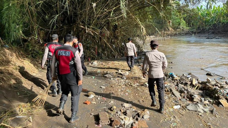 im gabungan berupaya mencari dua korban yang masih hilang akibat banjir bandang di Desa Banjar, Kacamatan Banjar, Kabupaten Buleleng, Provinsi Bali, Sabtu (7/3). (Dok. BPBD Kabupaten Buleleng)