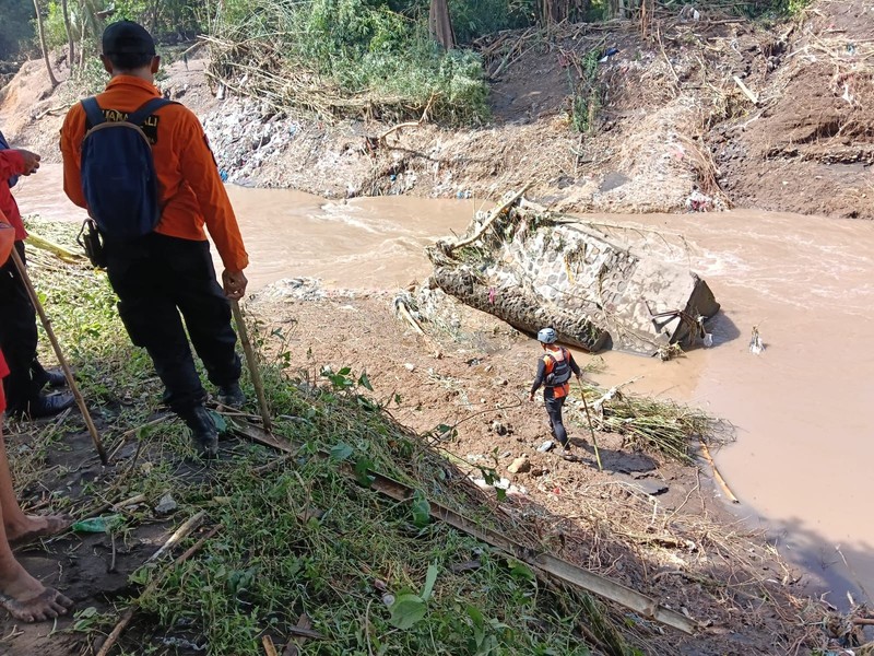 im gabungan berupaya mencari dua korban yang masih hilang akibat banjir bandang di Desa Banjar, Kacamatan Banjar, Kabupaten Buleleng, Provinsi Bali, Sabtu (7/3). (Dok. BPBD Kabupaten Buleleng)