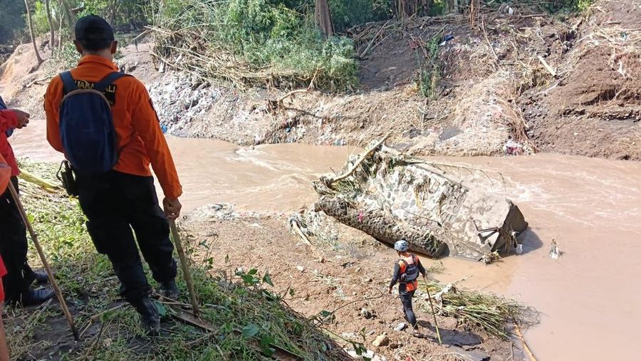 im gabungan berupaya mencari dua korban yang masih hilang akibat banjir bandang di Desa Banjar, Kacamatan Banjar, Kabupaten Buleleng, Provinsi Bali, Sabtu (7/3). (Dok. BPBD Kabupaten Buleleng)