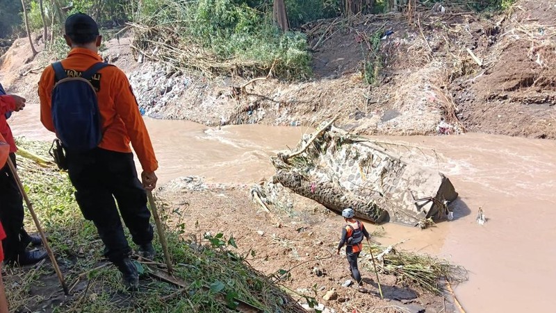 im gabungan berupaya mencari dua korban yang masih hilang akibat banjir bandang di Desa Banjar, Kacamatan Banjar, Kabupaten Buleleng, Provinsi Bali, Sabtu (7/3). (Dok. BPBD Kabupaten Buleleng)